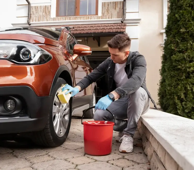 Lavage auto à domicile Cernoy-en-Berry : professionnel intervenant sur un véhicule